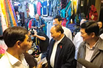 Thủ tướng thăm hỏi từng người dân phố cổ Hội An