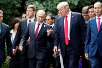 Video: TT Trump và TT Putin tranh thủ trao đổi, không gặp riêng như dự kiến