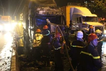 Đang lưu thông trên xa lộ Hà Nội, xe container phát nổ cháy trụi cabin