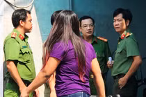 TP.HCM: Hai vợ chồng cùng đứa con tử vong trong thế treo cổ