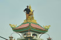 Đang “giải cứu” nam thanh niên cố thủ trên nóc chùa ở TP.HCM