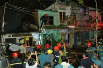 Hàng loạt căn nhà ven kênh bị thiêu rụi ngày cuối năm ở TP.HCM