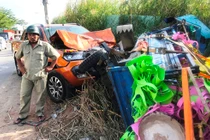 Ôtô gây tai nạn kinh hoàng, 2 người trên xe ba gác thương vong