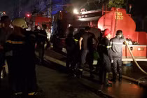 Quán karaoke cháy ngùn ngụt trong đêm, nhiều người mắc kẹt