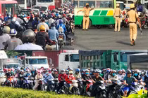 Cửa ngõ Sài Gòn ùn tắc kinh hoàng, trạm thu phí quyết không “xả“