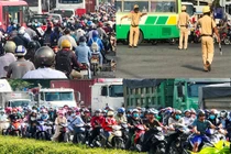 Cửa ngõ Sài Gòn ùn tắc kinh hoàng, trạm thu phí quyết không “xả“