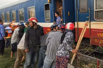 Kinh hoàng chứng kiến người phụ nữ lao đầu vào tàu hỏa