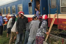 Kinh hoàng chứng kiến người phụ nữ lao đầu vào tàu hỏa