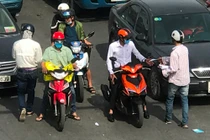 Hàng loạt người làm xấu phố phường, chính quyền “ngó lơ”?