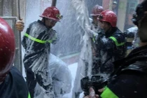 Người phụ nữ nước ngoài kẹt giữa biển lửa ở phố Tây