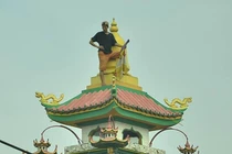Đang “giải cứu” nam thanh niên cố thủ trên nóc chùa ở TP.HCM