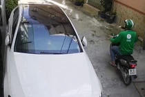 Camera tố hành vi gây "sốc" của thanh niên mặc đồng phục GrabBike
