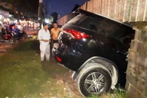Dựng tóc gáy cảnh ô tô chở 3 người đâm xuyên tường nhà