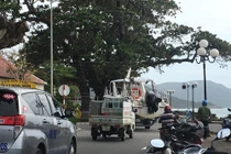 Người dân Côn Đảo chằng níu nhà cửa phòng chống bão số 16