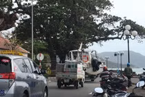 Người dân Côn Đảo chằng níu nhà cửa phòng chống bão số 16