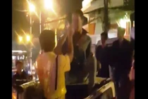 Bắt tài xế đánh tới tấp CSGT trong chiếc xe tải bị lật