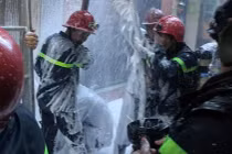 Người phụ nữ nước ngoài kẹt giữa biển lửa ở phố Tây