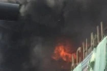 Khói lửa bao trùm nhà 3 tầng giữa chợ phụ tùng lớn nhất TP.HCM