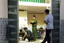 Nhìn qua khe cửa phòng trọ, em trai phát hiện chị gái tử vong