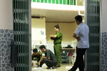 Nhìn qua khe cửa phòng trọ, em trai phát hiện chị gái tử vong