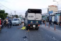 Đối đầu xe tải ở cửa ngõ Sài Gòn, 2người thương vong