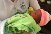 Vừa mới sinh, bé trai bị bỏ rơi trong tiết trời lạnh ở TP.HCM