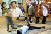 Lần đầu tiên, ông Đoàn Ngọc Hải gặp người vi phạm nằm dài ra đất ăn vạ