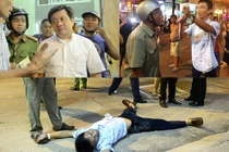 Lần đầu tiên, ông Đoàn Ngọc Hải gặp người vi phạm nằm dài ra đất ăn vạ