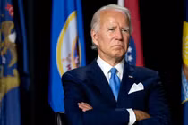 Vì sao ông Joe Biden luôn dùng khăn bỏ túi sáng màu?