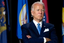 Vì sao ông Joe Biden luôn dùng khăn bỏ túi sáng màu?
