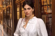 Cô giáo Pháp nổi tiếng vì phong cách ăn mặc "chất lừ"