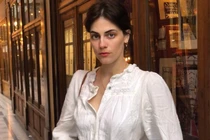 Cô giáo Pháp nổi tiếng vì phong cách ăn mặc "chất lừ"