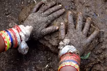 Trộn phân bò với cỏ khô thành bánh, đem bán kiếm tiền triệu dỡ ợt