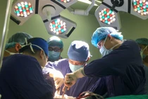 Mổ cùng lúc 5 vị trí cứu sống người đàn ông bị tai nạn gãy nửa người