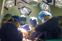 Mổ cùng lúc 5 vị trí cứu sống người đàn ông bị tai nạn gãy nửa người