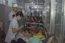 Một ngày xảy ra hai vụ ngộ độc thực phẩm, hàng trăm người nhập viện