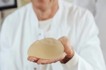 Chi 300 triệu đồng nâng ngực, người phụ nữ chết tức tưởi trong phòng mổ