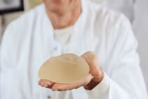 Chi 300 triệu đồng nâng ngực, người phụ nữ chết tức tưởi trong phòng mổ