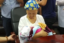 Con sản phụ ung thư vú bụ bẫm xuất viện, mẹ hồi phục diệu kỳ