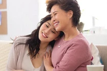 Mẹ chồng tuyệt vời nhất không phải là người mua nhà, mua xe hay trông cháu mà là làm được 6 điều này