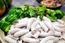 Làm sạch lòng, người sành ăn mới biết dùng loại nước nghe tên đã thấy mặn này để rửa, lòng hết sạch mùi hôi lại giòn ngon