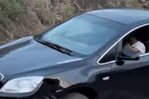 Bất ngờ màn giải cứu ô tô bị mắc kẹt