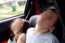 Ngủ trong ô tô tử vong: Đau lòng loạt cái chết do ngạt trong xe