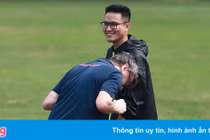 HLV Troussier nỗ lực truyền tải cảm xúc tới học trò 