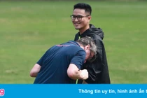 HLV Troussier nỗ lực truyền tải cảm xúc tới học trò 