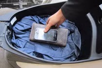  Trời nắng nóng, 5 món đồ này tuyệt đối không để trong cốp xe máy 