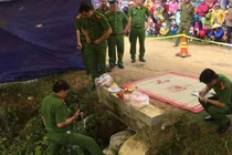 Xác người dưới cống tố cặp vợ chồng sát thủ mang danh "nhà giáo"