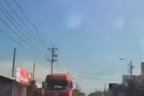 Đi ngược chiều, xe máy bất thình lình lao vào đầu ô tô