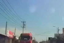 Đi ngược chiều, xe máy bất thình lình lao vào đầu ô tô