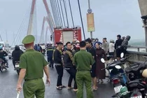 Giải cứu nam thanh niên nhảy cầu Nhật Tân do buồn chán chuyện gia đình